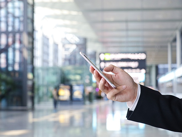 攝圖網(wǎng)_500133665_商務(wù)人士機(jī)場(chǎng)打電話(huà)（非企業(yè)商用）.jpg